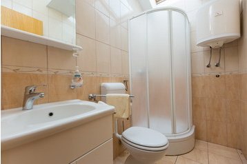 Hrvatska Privát Donji Okrug, Eksterijer